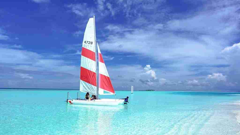 sailboat-water-activity-in-the-maldives